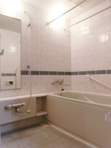 長身の方でもゆったり入られるクレイドル浴槽で快適な浴室に施工後イメージ１