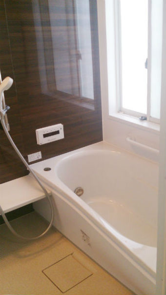 浴槽のまたぎを低くし出入りを楽に＆バリアフリー仕様の浴室へ施工後イメージ１