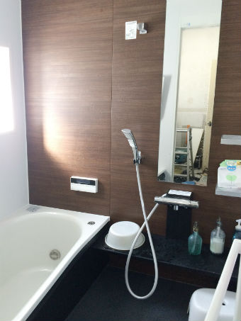 お掃除のしやすい人造大理石の浴槽で高級感溢れる浴室へイメージ