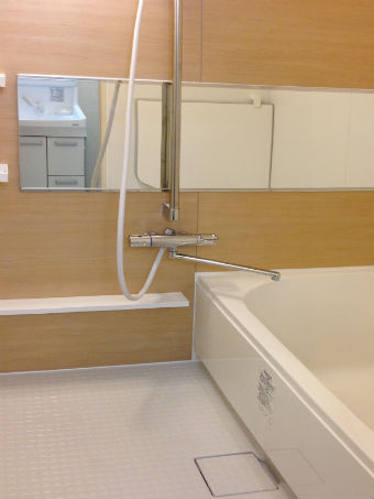 ワイドミラーやカウンターなど機能が充実したお風呂施工後イメージ２