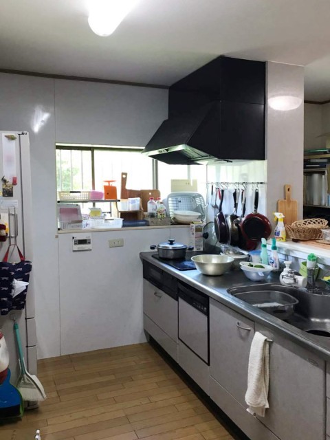 キッチン・収納の位置を変更し動線を改善したキッチン施工後イメージ１