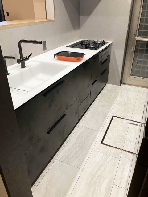 造作カウンターのある高級感溢れるかっこいいキッチンイメージ