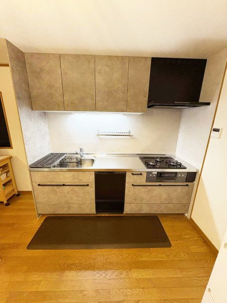 グレーで統一したシックなキッチン空間イメージ