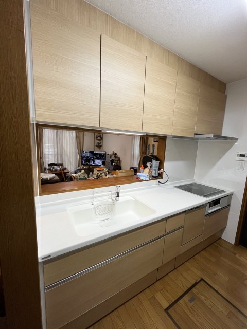 人造大理石の天板でパッと明るい木目調キッチンイメージ