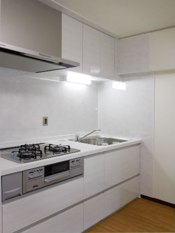 扉カラーのアルベロホワイトで清潔感溢れる爽やかなキッチンイメージ