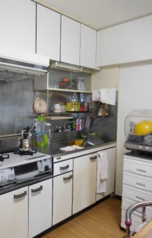 扉カラーのアルベロホワイトで清潔感溢れる爽やかなキッチン施工後イメージ１