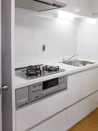 扉カラーのアルベロホワイトで清潔感溢れる爽やかなキッチン施工後イメージ１