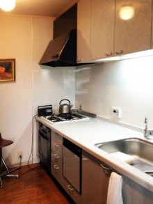 ベージュグレーの扉で明るく温かみのあるキッチンに施工後イメージ１