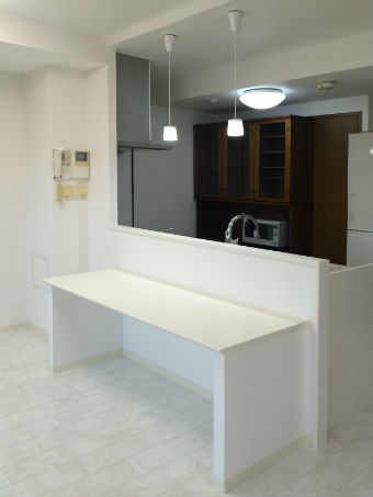 視界が広がった真っ白で明るいオープンなキッチン施工後イメージ２