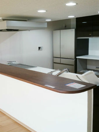 ダウンライトと造作カウンターで使い勝手の良いキッチンへ施工後イメージ１