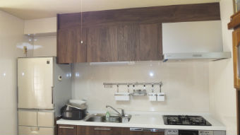 木目柄が上品で暖かみのあるキッチンに施工後イメージ２