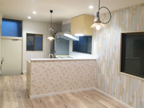 対面式Ｌ型キッチンとシャビーテイストな空間イメージ