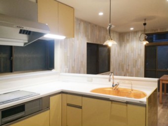対面式Ｌ型キッチンとシャビーテイストな空間施工後イメージ１