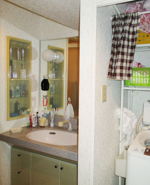 チェリー柄×モザイク柄の内装で安らぎのある洗面脱衣室施工後イメージ１