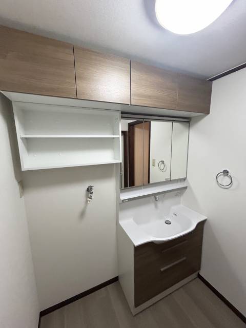 壁いっぱいの吊戸棚で収納力がアップした洗面所イメージ