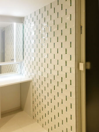 名古屋モザイクのタイルでホテルのような高級感溢れる洗面台施工後イメージ２