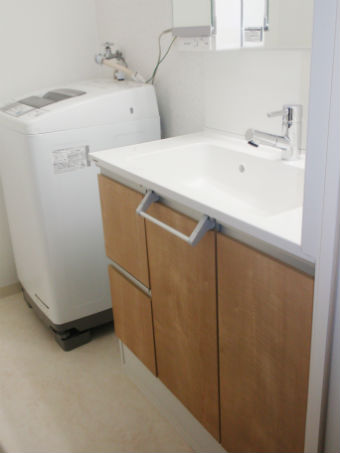 洗面台を奥行がピッタリのスリムなカウンターに新調　施工後イメージ１
