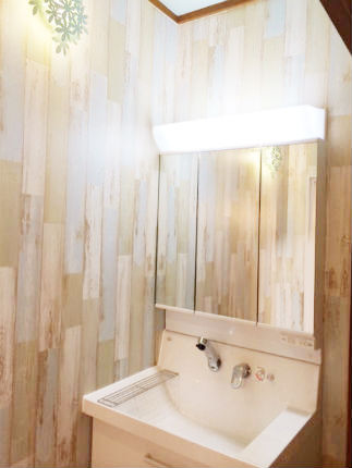 施工事例 洗面化粧台リフォーム 木目調のクロスと葉っぱ型の間接照明で明るい空間へ Lixil ピアラ 尼崎市の洗面化粧台リフォームは みずらぼ