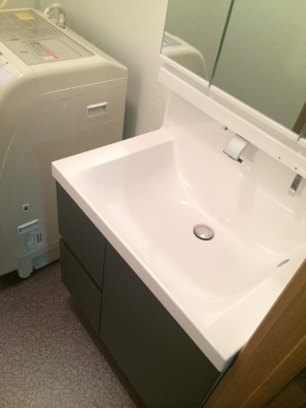 LIXIL「LC」使いやすさと、収納力が詰まった高級感のある洗面所施工後イメージ１