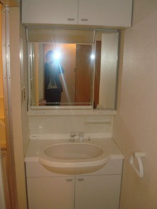 リクシル「ピアラ」　棚を撤去し開放感のある明るい洗面所に施工後イメージ１