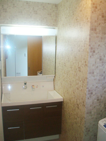 リクシル「ピアラ」　棚を撤去し開放感のある明るい洗面所に施工後イメージ１