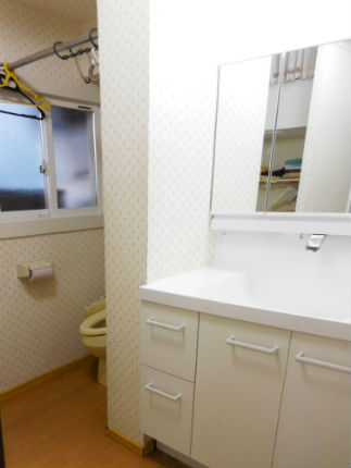 リクシル『LC』の洗面台とアッパーキャビネットで快適な空間へ施工後イメージ１