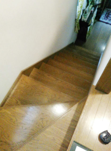 安心して階段の昇り降りができるウォールナット柄の手すり施工後イメージ１