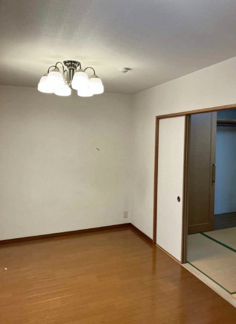 明るい木目調クロスで広々としたお部屋施工後イメージ１