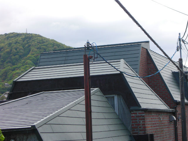 金属屋根のカバー工法で煉瓦の外壁とのバランスが良い屋根にイメージ