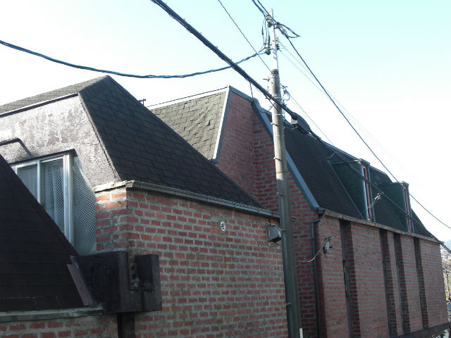 金属屋根のカバー工法で煉瓦の外壁とのバランスが良い屋根に施工後イメージ１