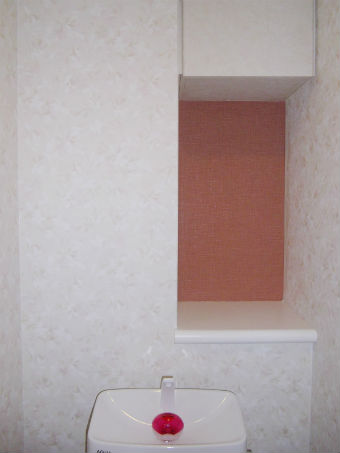 和柄模様のオレンジがアクセントになった清潔感溢れるトイレ施工後イメージ２