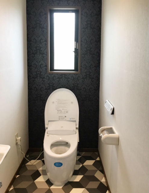 キューブ柄の内装が印象的なタンクレストイレ『プレアスLS』イメージ