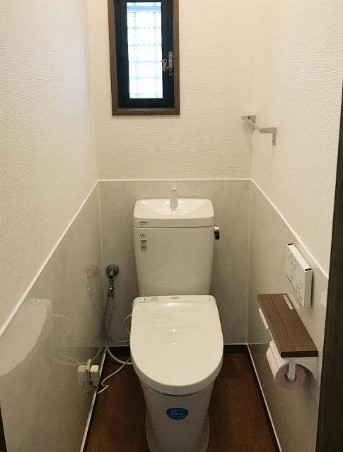 清掃性の高いホワイトのサニタリーパネルで快適なトイレに施工後イメージ１