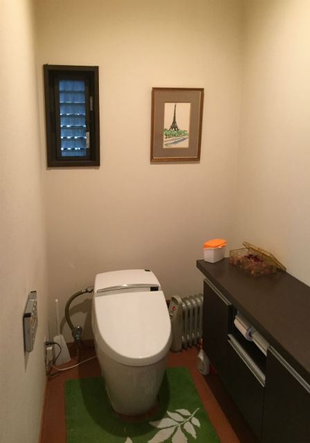 施工事例 トイレリフォーム ダークブルーのクロスでシックなトイレ空間 芦屋市のトイレリフォームは みずらぼ