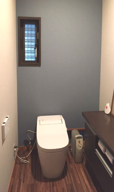 施工事例 トイレリフォーム ダークブルーのクロスでシックなトイレ空間 芦屋市のトイレリフォームは みずらぼ