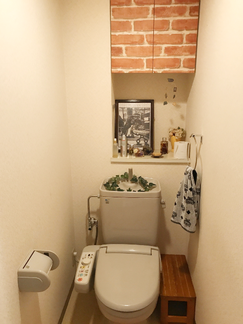 レンガ調のクロスが上品な空間を演出するトイレ施工後イメージ１