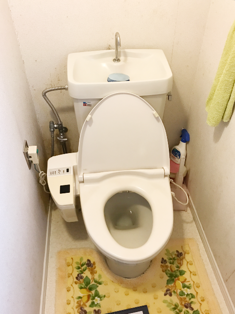 深さのある手洗い器でクロスへの水はねが軽減したトイレ施工後イメージ１