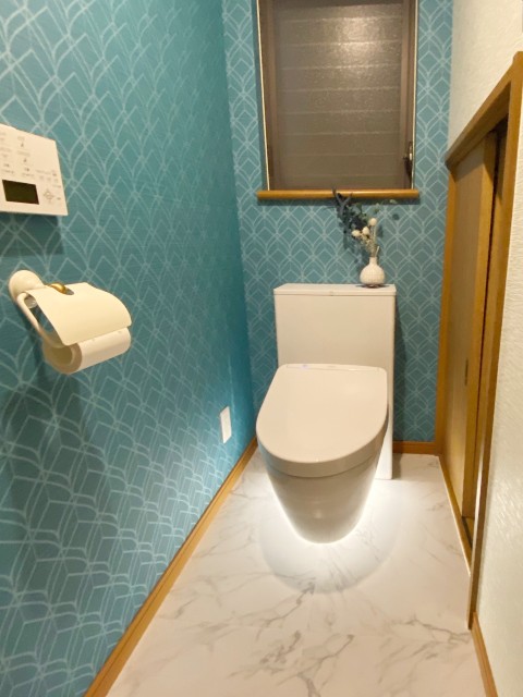 クロスを巧みに貼り分けたフロートトイレのある空間イメージ