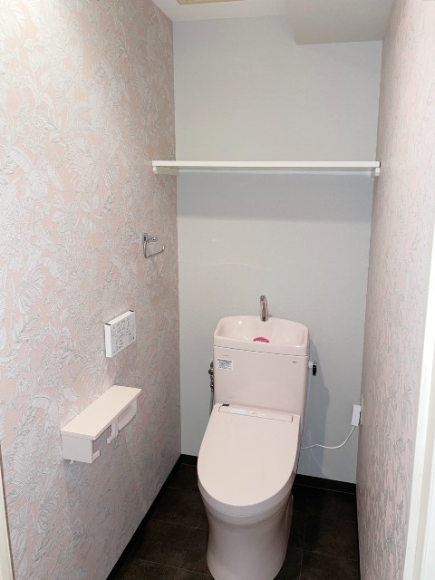 ピンクを基調にコーディネートした可愛らしいトイレ空間イメージ