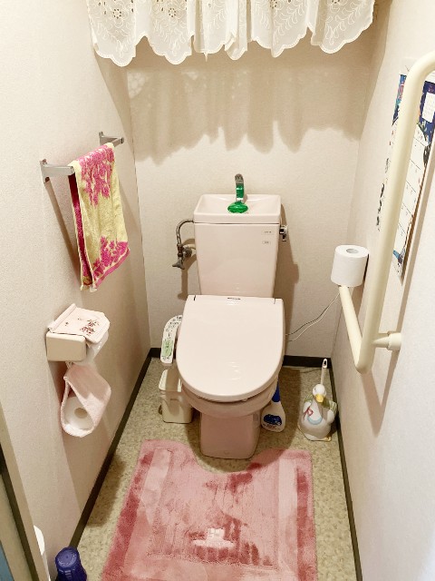 ピンクを基調にコーディネートした可愛らしいトイレ空間施工後イメージ１