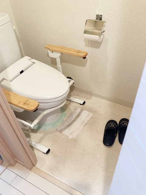 安全性向上を考え手すりを新設したトイレ施工後イメージ１