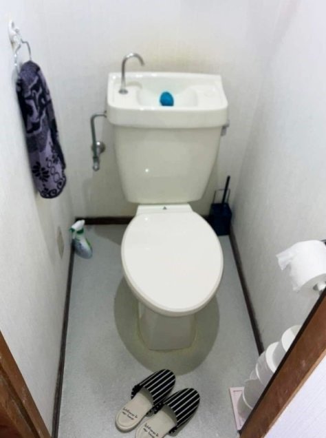 ガラッと印象の変わった木目クロスのトイレ空間施工後イメージ１