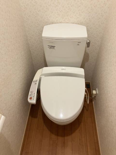 フラワー柄が目を引く北欧テイストのトイレ空間施工後イメージ１