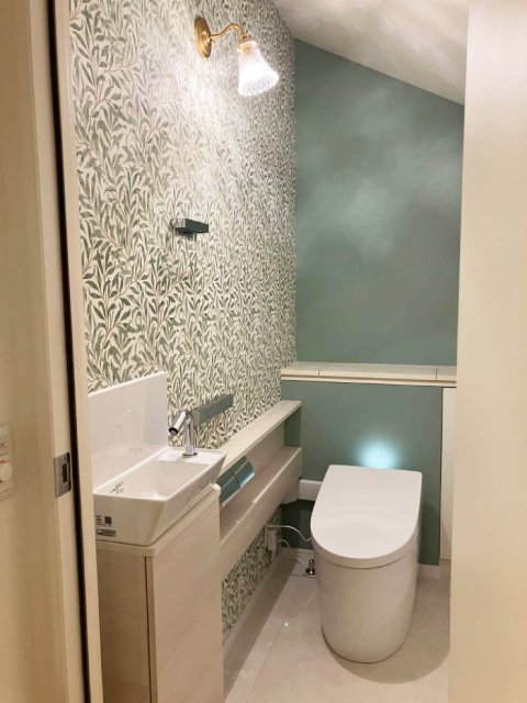 グリーン×ホワイトで清潔感のあるお洒落なトイレイメージ
