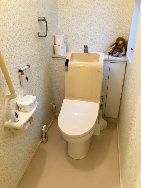 グリーン×ホワイトで清潔感のあるお洒落なトイレ施工後イメージ１