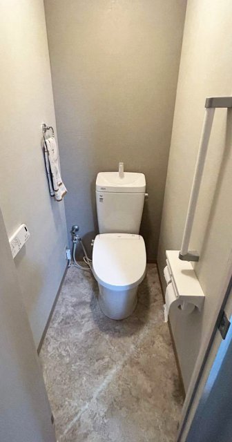 グレーがアクセントの落ち着きあるトイレ空間イメージ