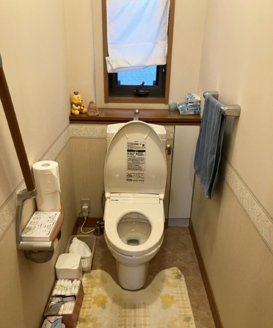 黄色のアクセントクロスでパッと明るいトイレ施工後イメージ１