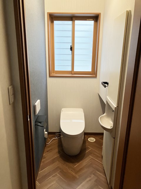 紺色のアクセントクロスでお洒落なトイレイメージ