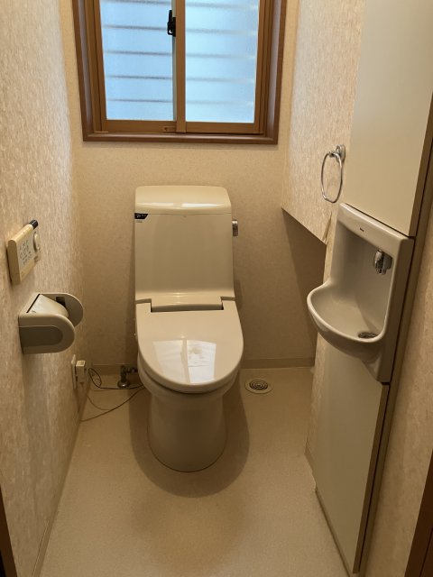 紺色のアクセントクロスでお洒落なトイレ施工後イメージ１