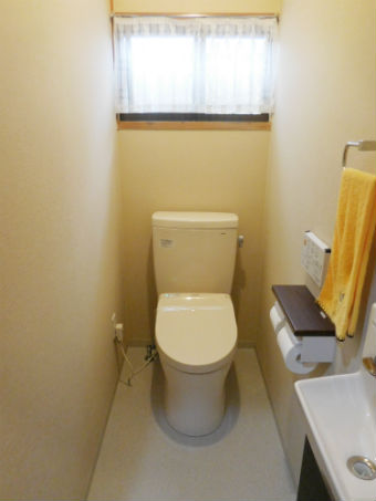 和式から洋式へ、足腰の負担を軽減するバリアフリー仕様のトイレ施工後イメージ１